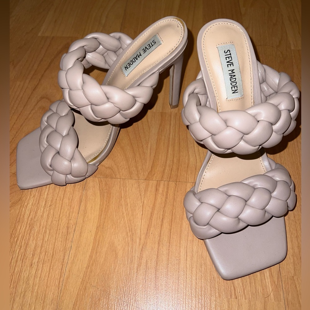 Steve Madden heels in Tan color.